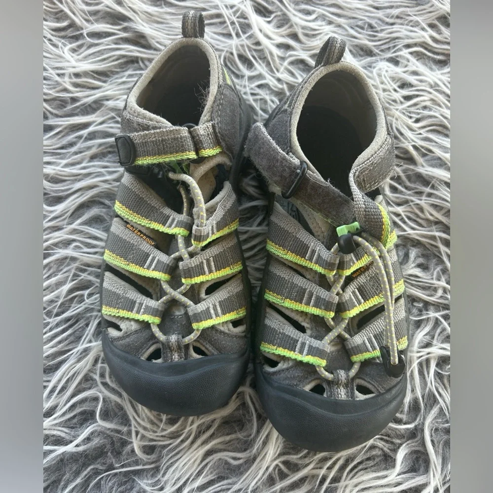 Keen Sandals Boys size 13 green gray Hiking Shoes. Very good used condition.